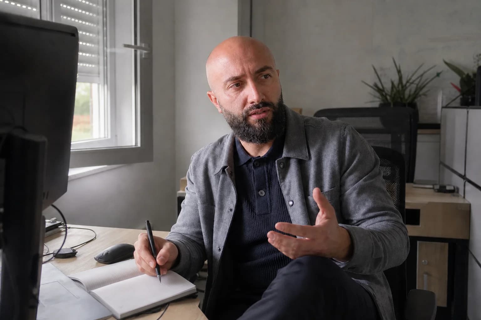Zaur Bahsaliev im Beratungsgespräch an seinem Arbeitsplatz in Wangen im Allgäu